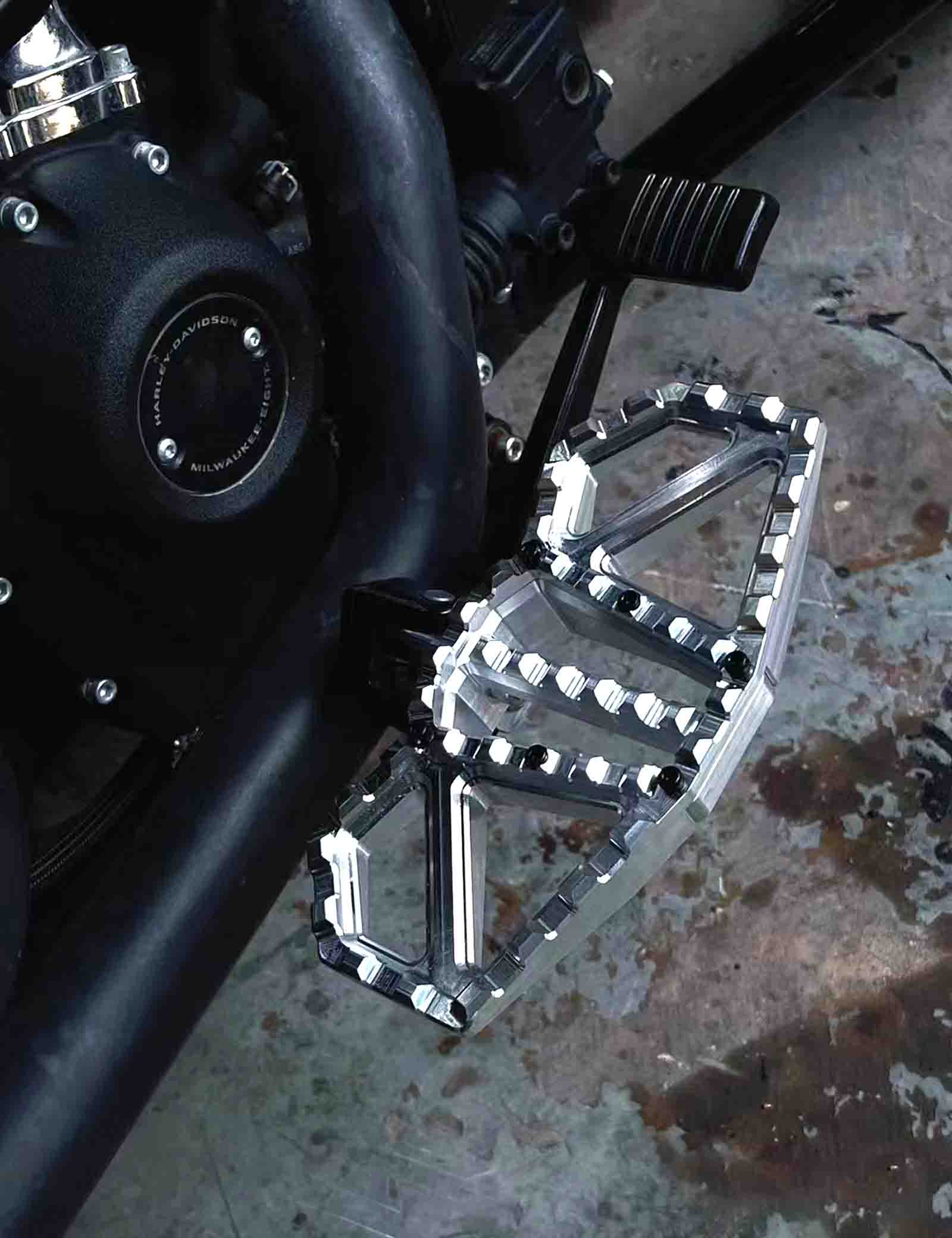 Wide Anti-Slip Footpegs for Harley Touring Softail Dyna Sportster - Image 3