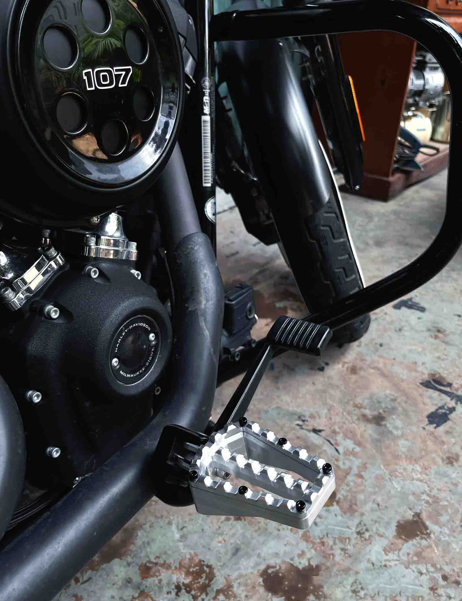 Wide Anti-Slip Footpegs for Harley Touring Softail Dyna Sportster - Image 8