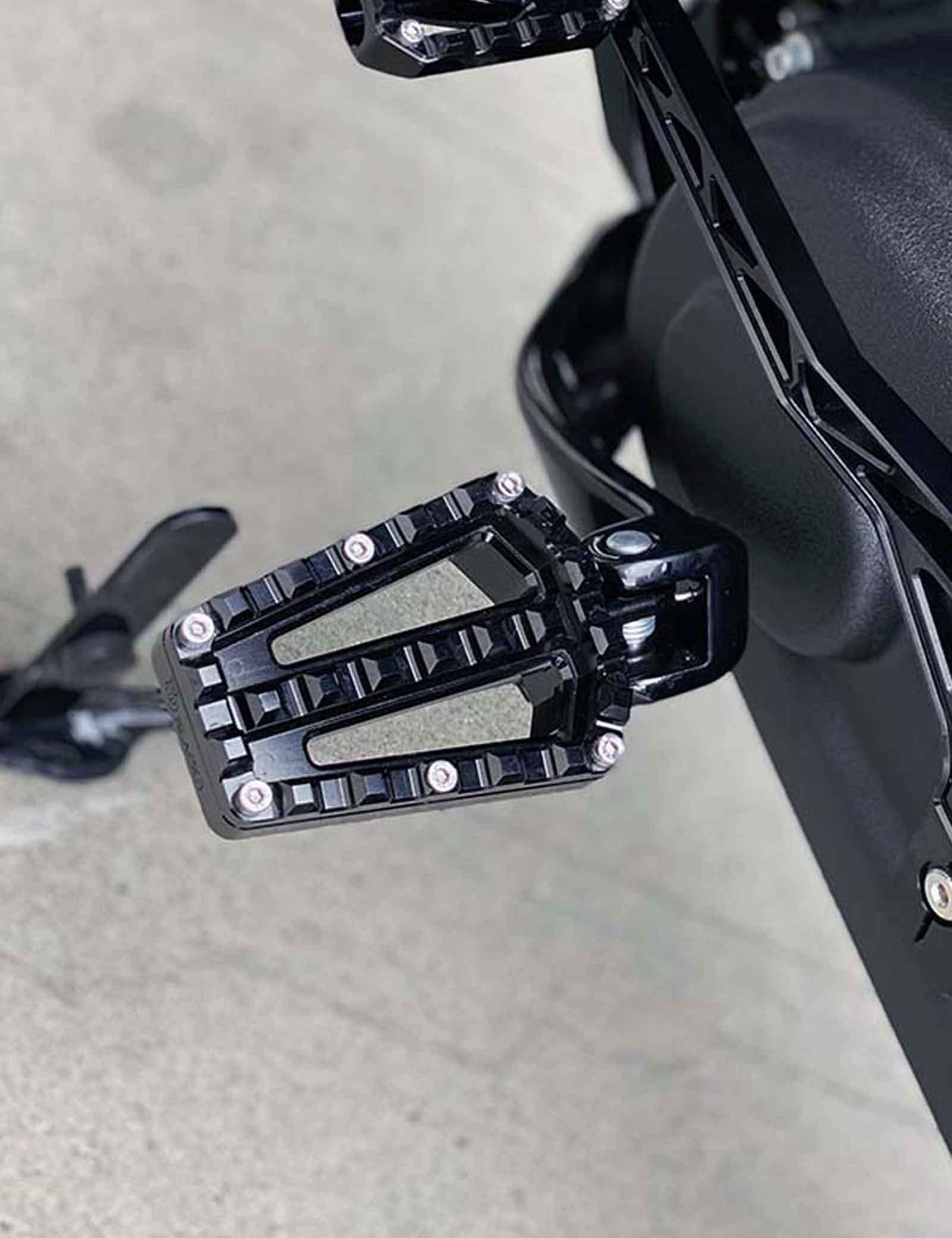 Wide Anti-Slip Footpegs for Harley Touring Softail Dyna Sportster - Image 10