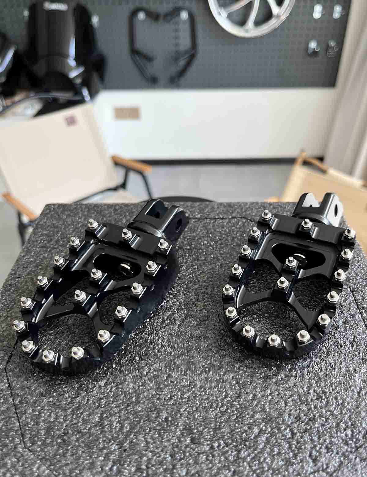 Anti-slip Lever Foot Shift Pegs CNC Aluminum Alloy | Harley Softail Low Rider S/ST Street Bob and Revolution Max Models - Image 9