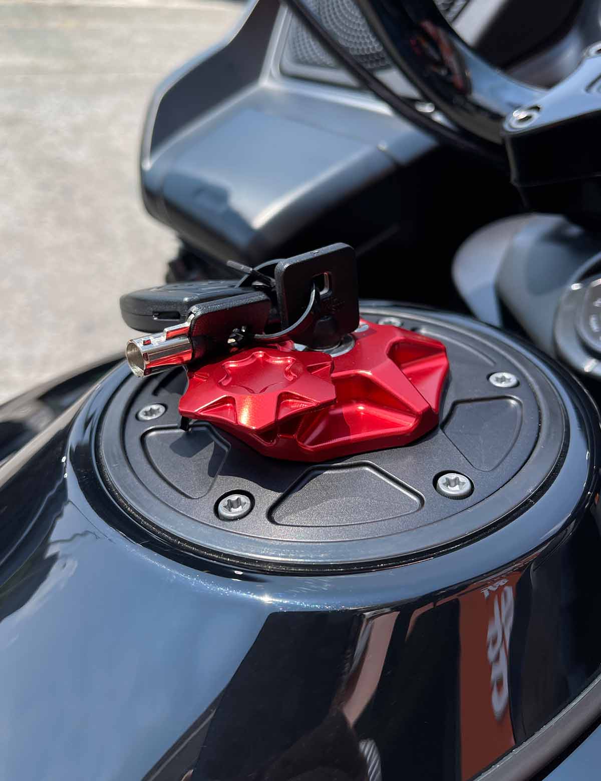 Lockable Gas Fuel Tank Cap | Aluminum Alloy | Harley 2023-2025 Touring Road Glide Street Glide CVO Road Glide ST - Image 2
