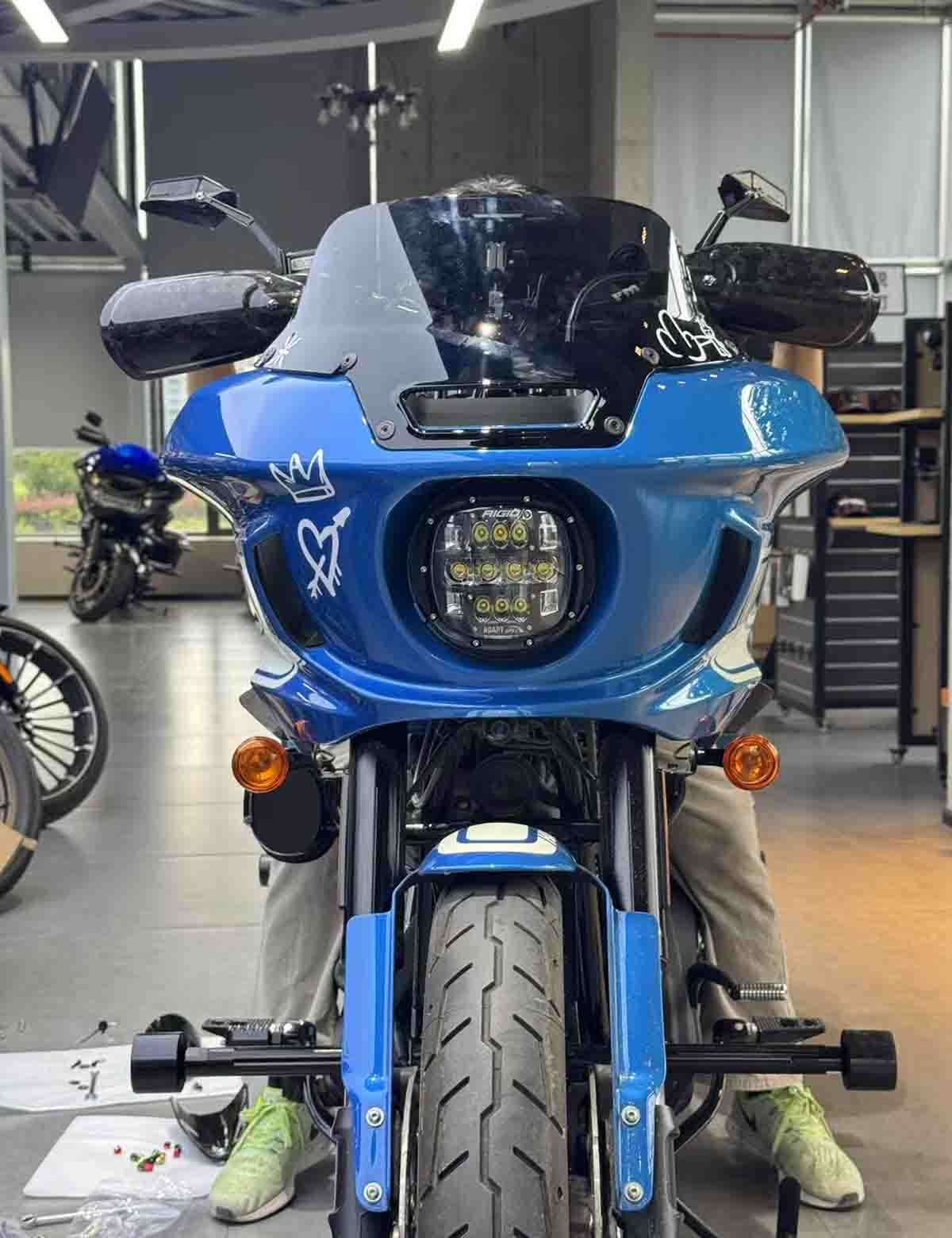Carbon Fiber Handguards | Harley 2017-2023 Street Glide Road Glide Road King, 2024-after 117 Street Glide/Road Glide, 121CVO/ 121ST, 2018-2024 Softail - Image 6