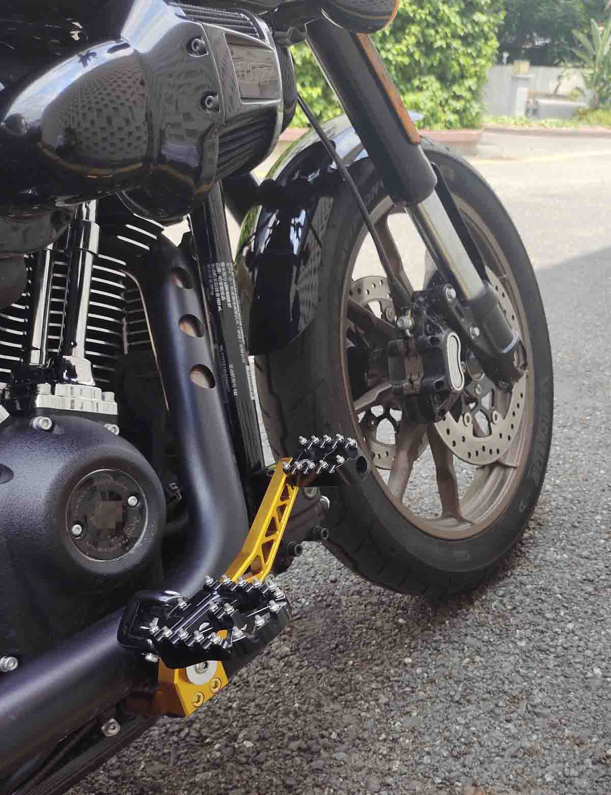 Anti-slip Lever Foot Shift Pegs CNC Aluminum Alloy | Harley Softail Low Rider S/ST Street Bob and Revolution Max Models - Image 3