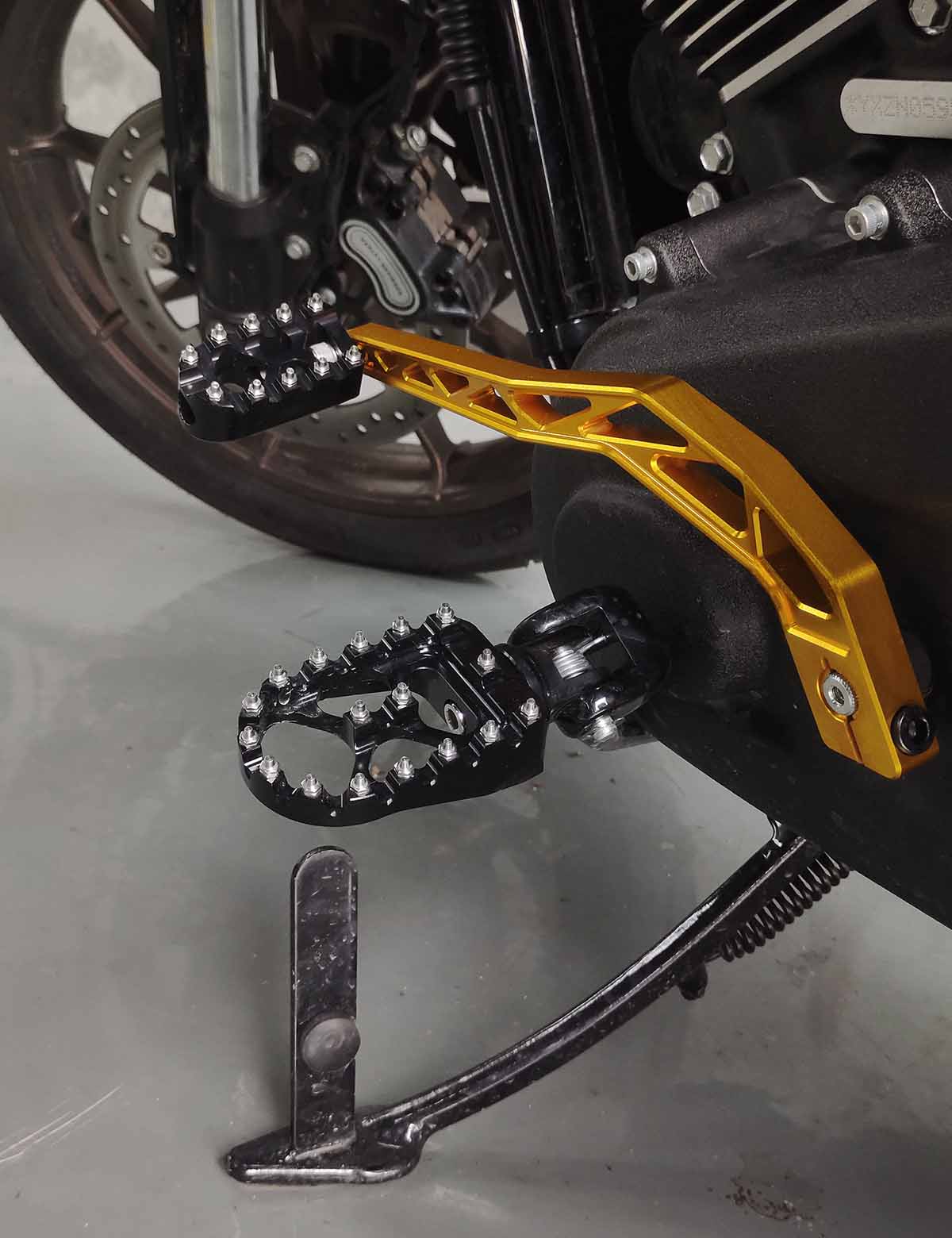 Anti-slip Lever Foot Shift Pegs CNC Aluminum Alloy | Harley Softail Low Rider S/ST Street Bob and Revolution Max Models - Image 5