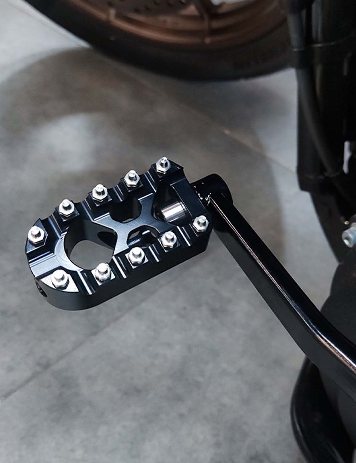 Anti-slip Lever Foot Shift Pegs CNC Aluminum Alloy | Harley Softail Low Rider S/ST Street Bob and Revolution Max Models - Image 6