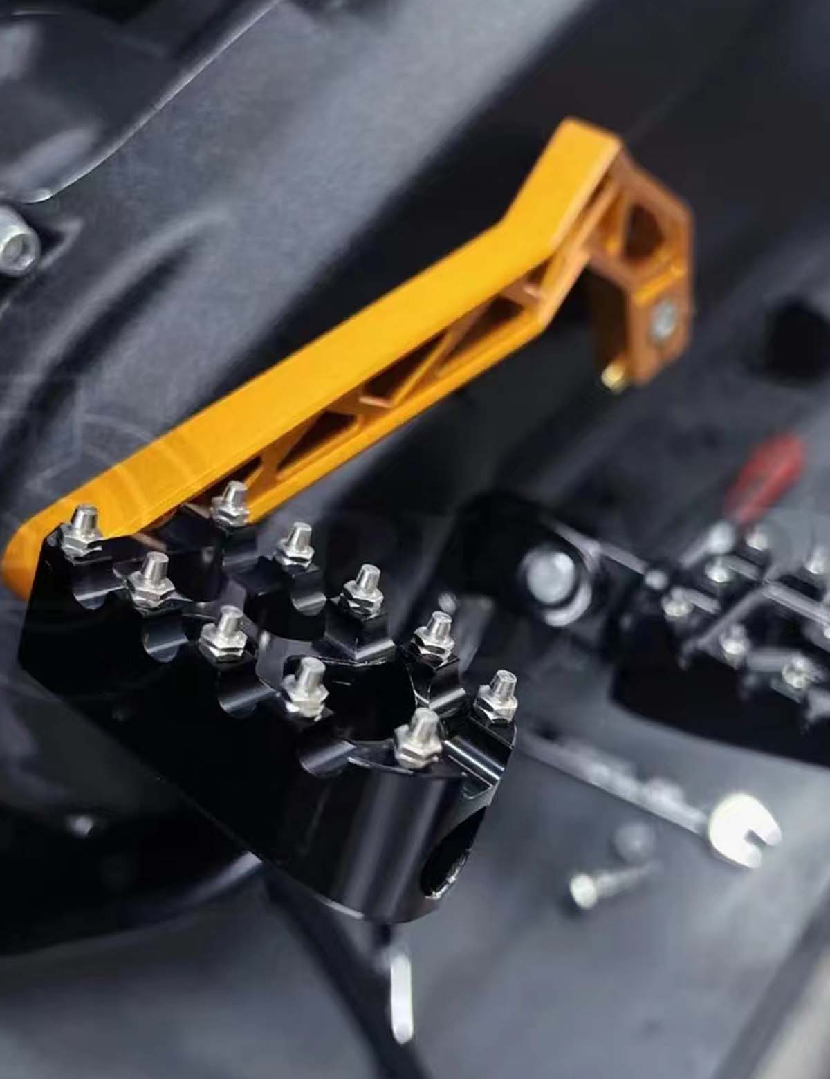 Anti-slip Lever Foot Shift Pegs CNC Aluminum Alloy | Harley Softail Low Rider S/ST Street Bob and Revolution Max Models - Image 7